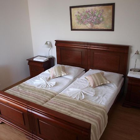 ניטרה Hotel Oko מראה חיצוני תמונה